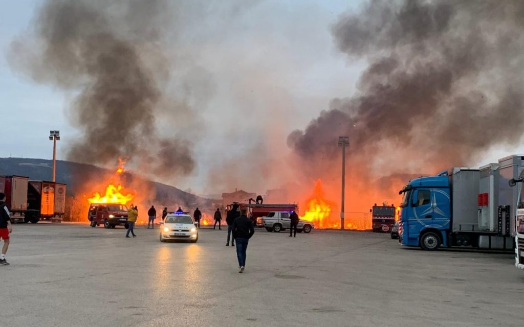 Grude: Veliki požar na carinskom terminalu, vatra prijetila i Boćarskom domu