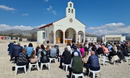 Biskup Franjo Komarica slavio misu na Groblju mira