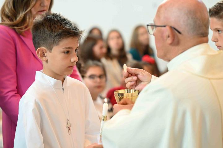 FOTO: 9 djece primilo prvu Svetu Pričest u Vinjanima