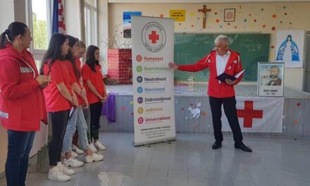 [FOTO] Tjedan Crvenog križa: Učenicima i nastavnom osoblju OŠ Franice Dall’era Vir uručene članske iskaznice Crvenog križa