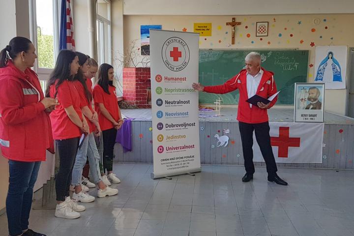 [FOTO] Tjedan Crvenog križa: Učenicima i nastavnom osoblju OŠ Franice Dall’era Vir uručene članske iskaznice Crvenog križa