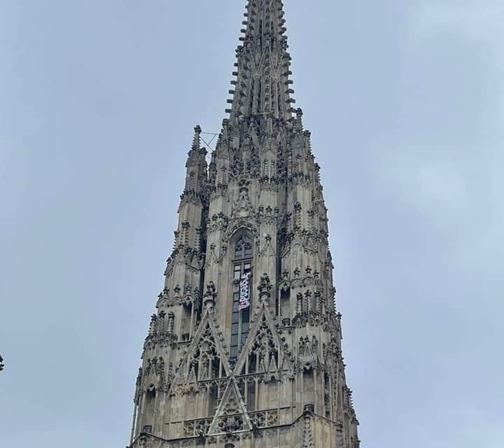 UOČI UTAKMICE: Transparent s natpisom Posušja izvišen na Bečkoj katedrali!