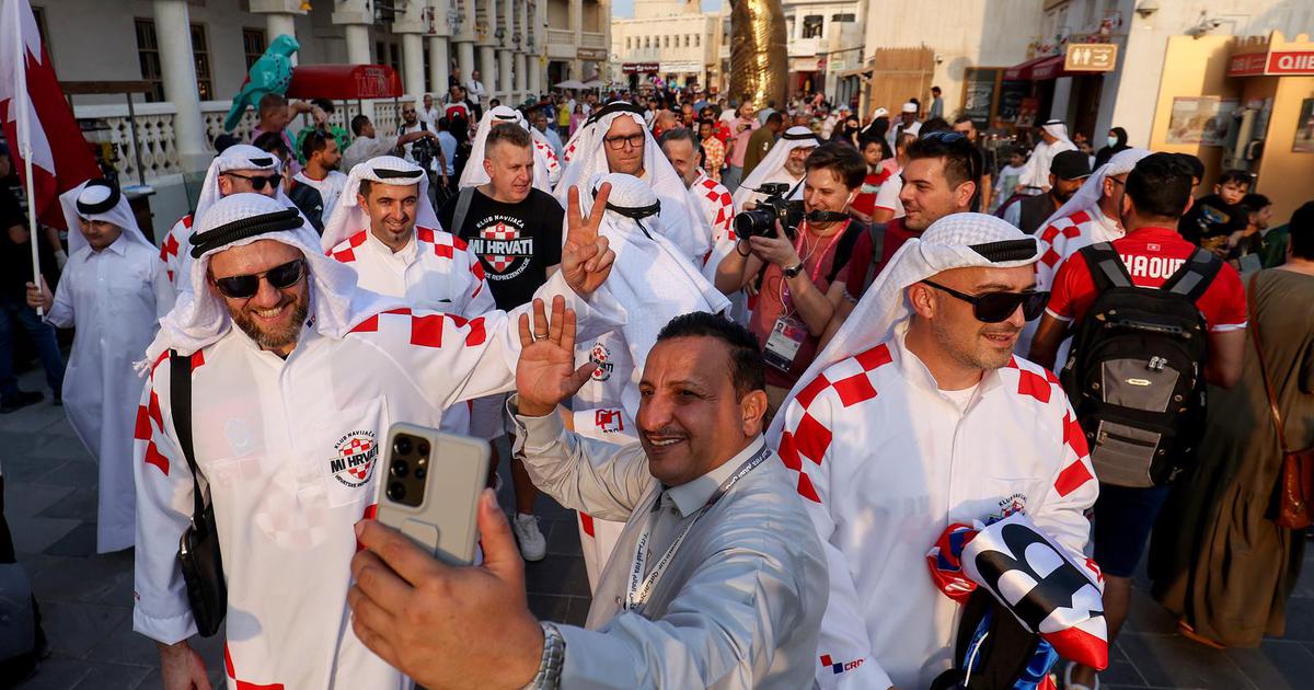 Šou Hrvata u Kataru. Spojili tradicionalnu katarsku odjeću i crveno-bijele kvadratiće