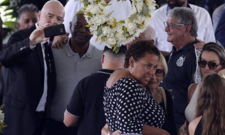 Skandalozno: Predsjednik Fife se smješka i pravi ‘selfie’ pokraj mrtvog tijela Pelea