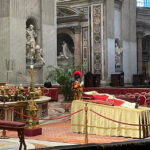 Vjernici odaju počast papi emeritusu Benediktu XVI.