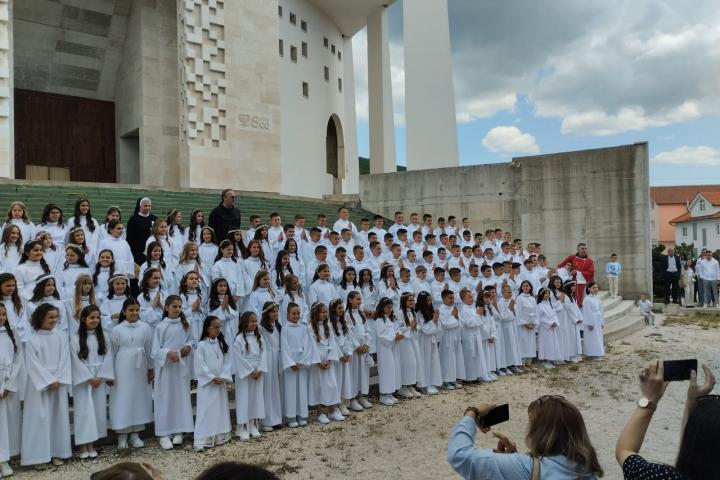 Posušje na svetkovinu Duhova: 123 djece primilo sakrament prve sv. Pričesti