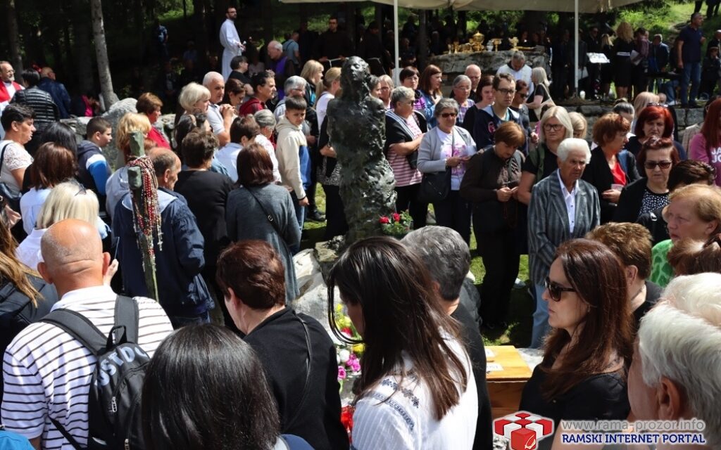 Tisuće vjernika na Kedžari proslavilo ‘Divin dan’