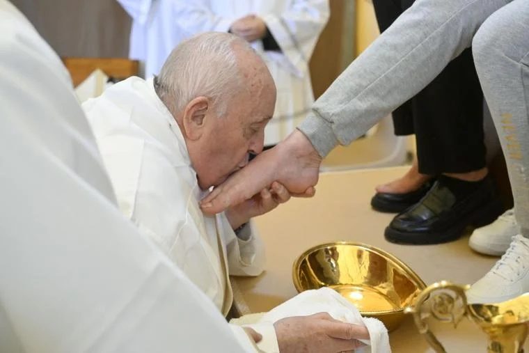 Papa Franjo oprao i poljubio noge 12 zatvorenica