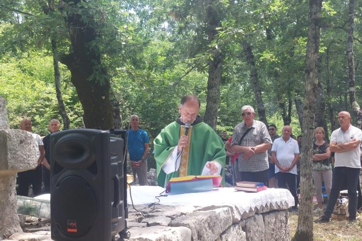 Proslavljena sveta misa na Biskupovu grobu kod Posuškog Graca