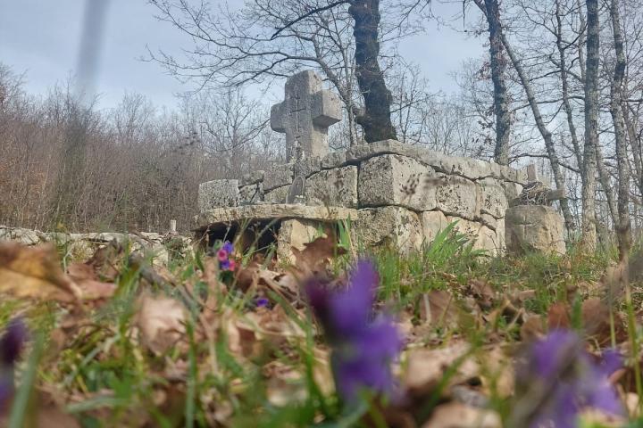 Misa na Biskupovu grobu kod Posuškog Graca, fra Petar Drmić: Neka se na tom mjestu dogodi susret srca, susret ljudi i susret sa Gospodinom