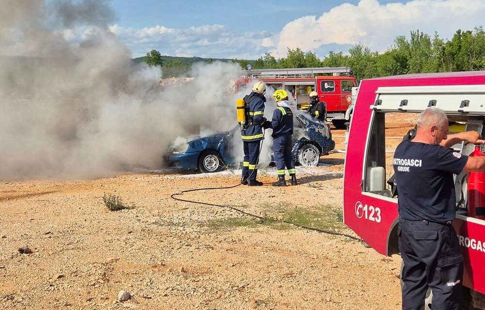 Vatrogasci izveli pokaznu vježbu te uputili apel i upozorenje stanovništvu ŽZH