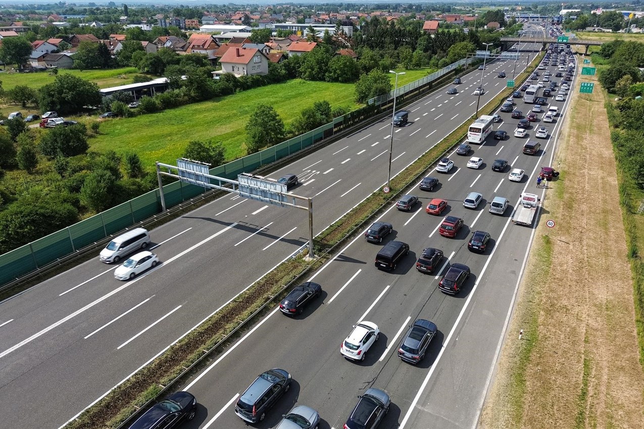 Gužve i nesreće na autocestama, kolona do Slovenije. Stigle snimka i fotke iz zraka