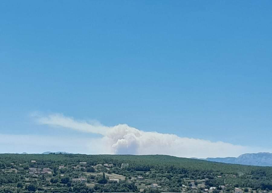 Požar kod Tučepa pod kontrolom, dim se vidi iz Posušja