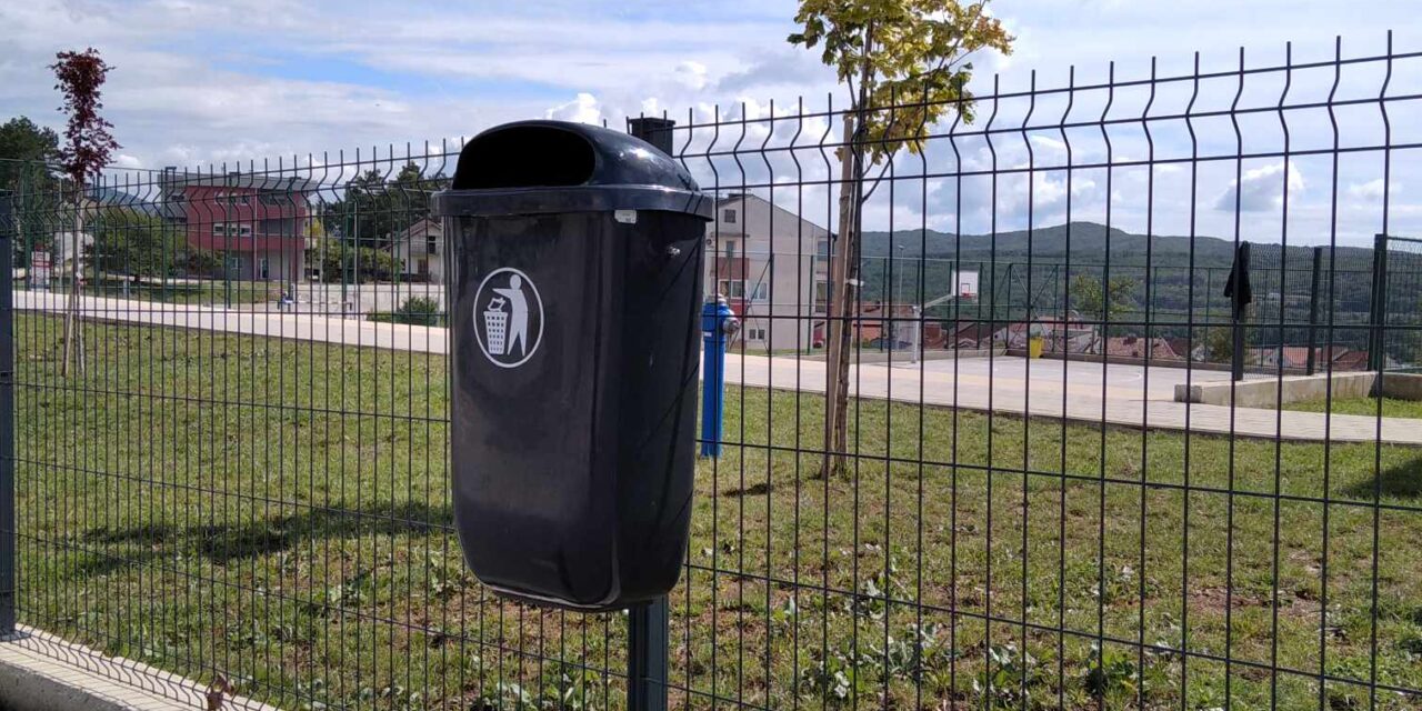 Posađena stabla i postavljeni koševi kod Osnovne škole fra Petar Bakula