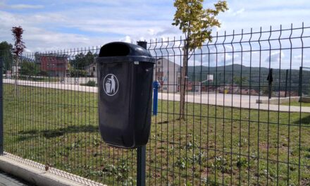 Posađena stabla i postavljeni koševi kod Osnovne škole fra Petar Bakula