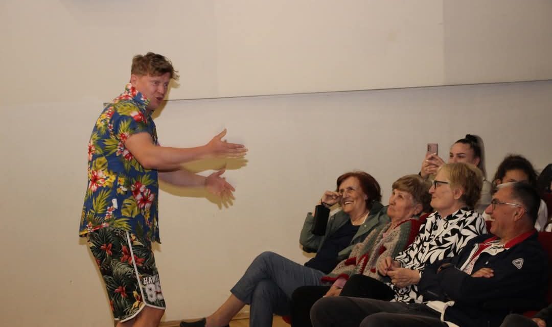 Bosanac na odmoru večeras do suza nasmijavao Posušane