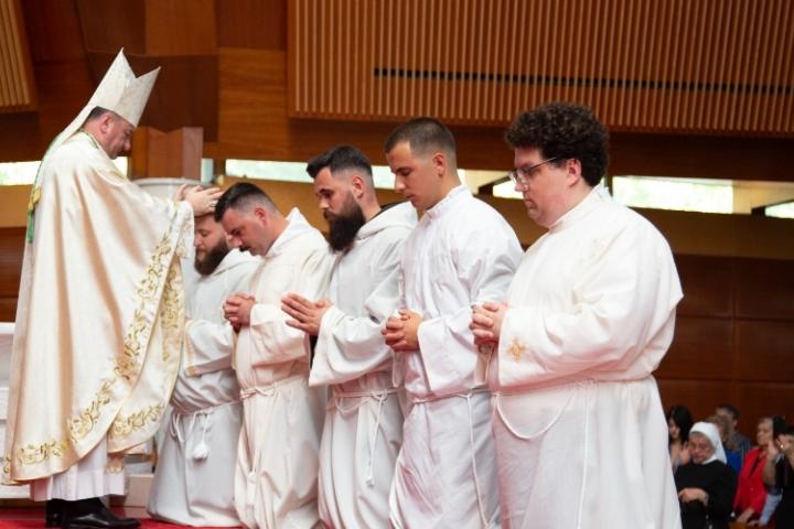 U nedjelju svećeničko ređenje fra Antonija Petrica i don Mate Galića
