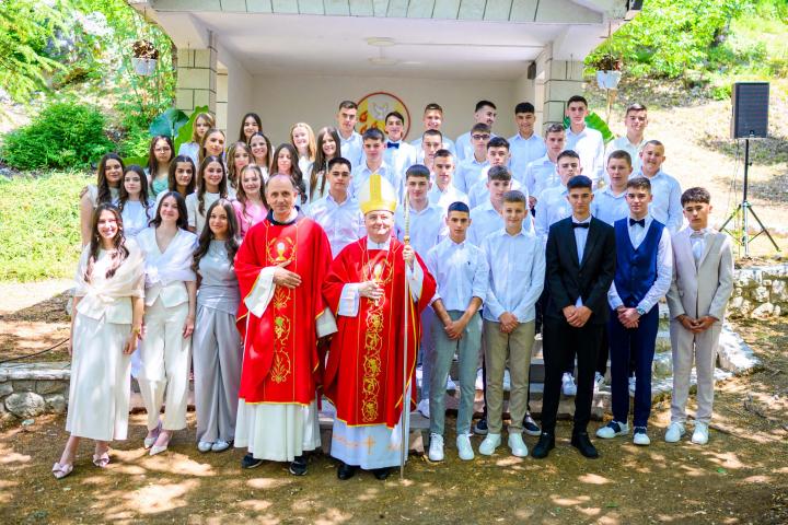 Posuški Gradac: Sakrament Svete Potvrde primilo četrdeset dvoje krizmanika