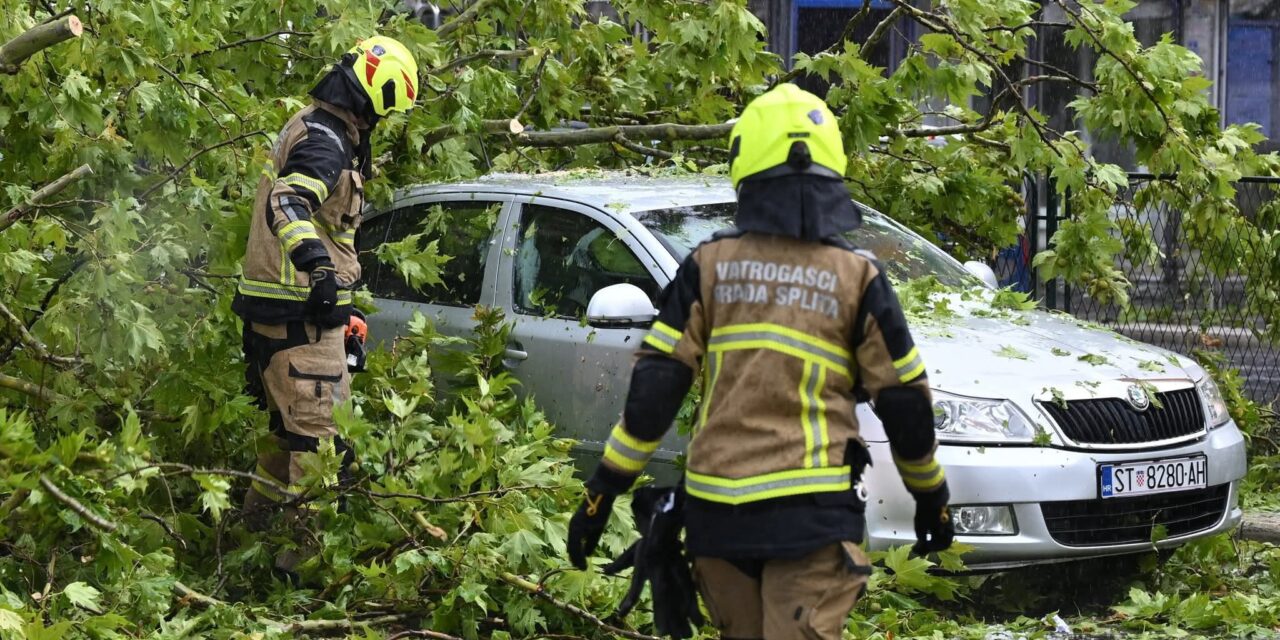 Veliko nevrijeme prošlo Splitom: Ulice poplavljene i zakrčene srušenim stablima