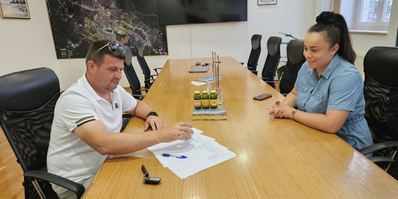 POTPISAN UGOVOR O ZAVRŠNOJ FAZI RADOVA U PARKU CARSKI GAJ U SREDIŠTU OPĆINE POSUŠJE