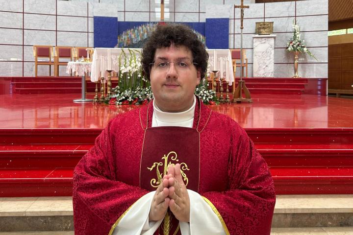 Pod mladomisničkim geslom “Zla se kloni, a čini dobro, traži mir i za njim idi” don Mate Galić će proslaviti svoju mladu misu