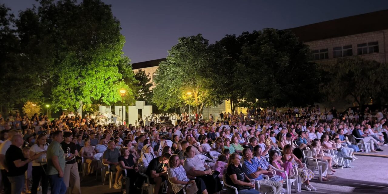 Brojni posjetitelji uživali u 19. smotri folklora Silo na ognjištu