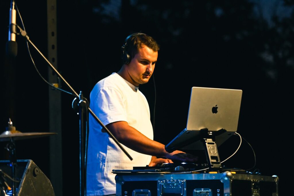 Mladen Grdović raspjevao brojnu publiku u Sutini: Hitovi odjekivali do jutra… Mladen Grdović raspjevao brojnu publiku u Sutini: Hitovi odjekivali do jutra…