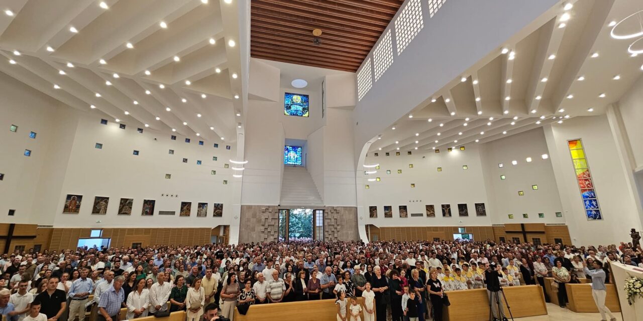 Veliki dan u Posušju: Nekoliko tisuća vjernika svečano proslavilo posvetu crkve Uznesenja Blažene Djevice Marije