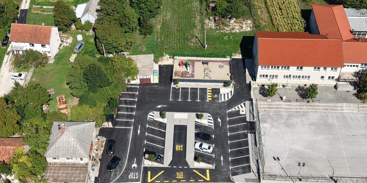 Nova investicija u školsku infrastrukturu: Asfaltiran parking ispred Osnovne škole „Ante Bruno Bušić“ u Rakitnu