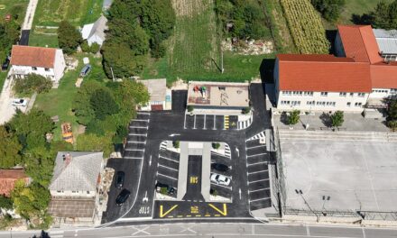 Nova investicija u školsku infrastrukturu: Asfaltiran parking ispred Osnovne škole „Ante Bruno Bušić“ u Rakitnu
