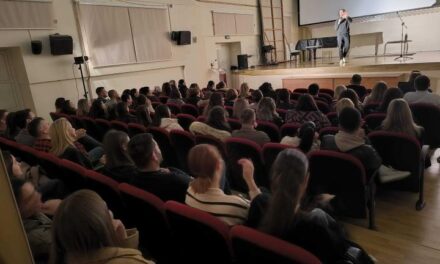 Humor koji je osvojio posušku publiku: Komičar Ante Travizi oduševio stand-up showom „Nit’ ora, nit’ kopa“ i najavio povratak