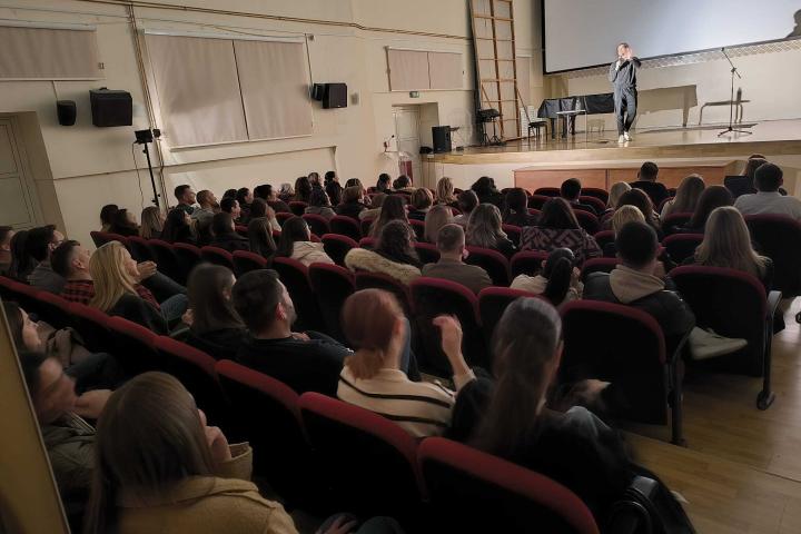 Humor koji je osvojio posušku publiku: Komičar Ante Travizi oduševio stand-up showom „Nit’ ora, nit’ kopa“ i najavio povratak