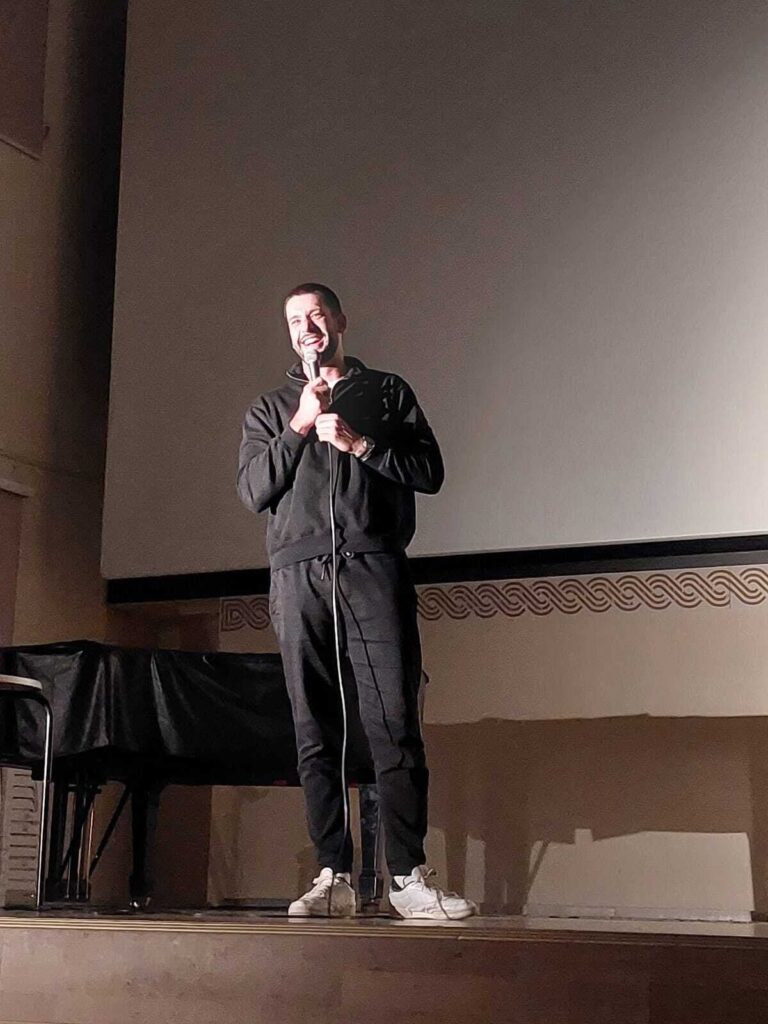 Humor koji je osvojio posušku publiku: Komičar Ante Travizi oduševio stand-up showom „Nit’ ora, nit’ kopa“ i najavio povratak