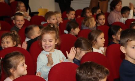 Općina Posušje vrtićance počastila kazališnom predstavom i poklonima za sv.Nikolu