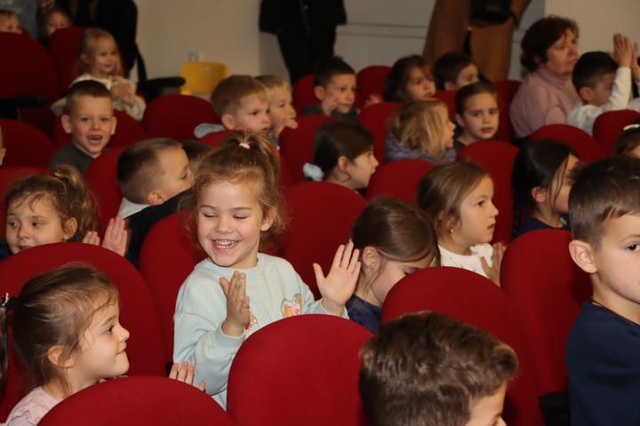 Općina Posušje vrtićance počastila kazališnom predstavom i poklonima za sv.Nikolu