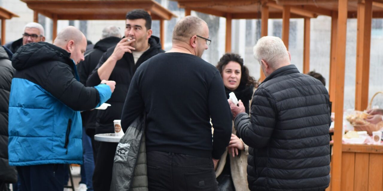 Badnji dan u znaku druženja: Bakalar i kuhano vino na Trgu hrvatskih branitelja