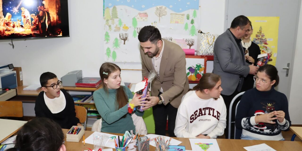 Ususret svetom Nikoli: Učenike i osobe s invaliditetom u Posušju razveselili poklonima