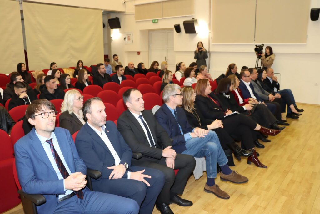 Posušje: Održana završna svečanost u sklopu projekta “Partnerstvom do zapošljavanja- Podrška Europske unije lokalnim partnerstvima za zapošljavanje Faza II“ (LEP II) Posušje: Održana završna svečanost u sklopu projekta “Partnerstvom do zapošljavanja- Podrška Europske unije lokalnim partnerstvima za zapošljavanje Faza II“ (LEP II)