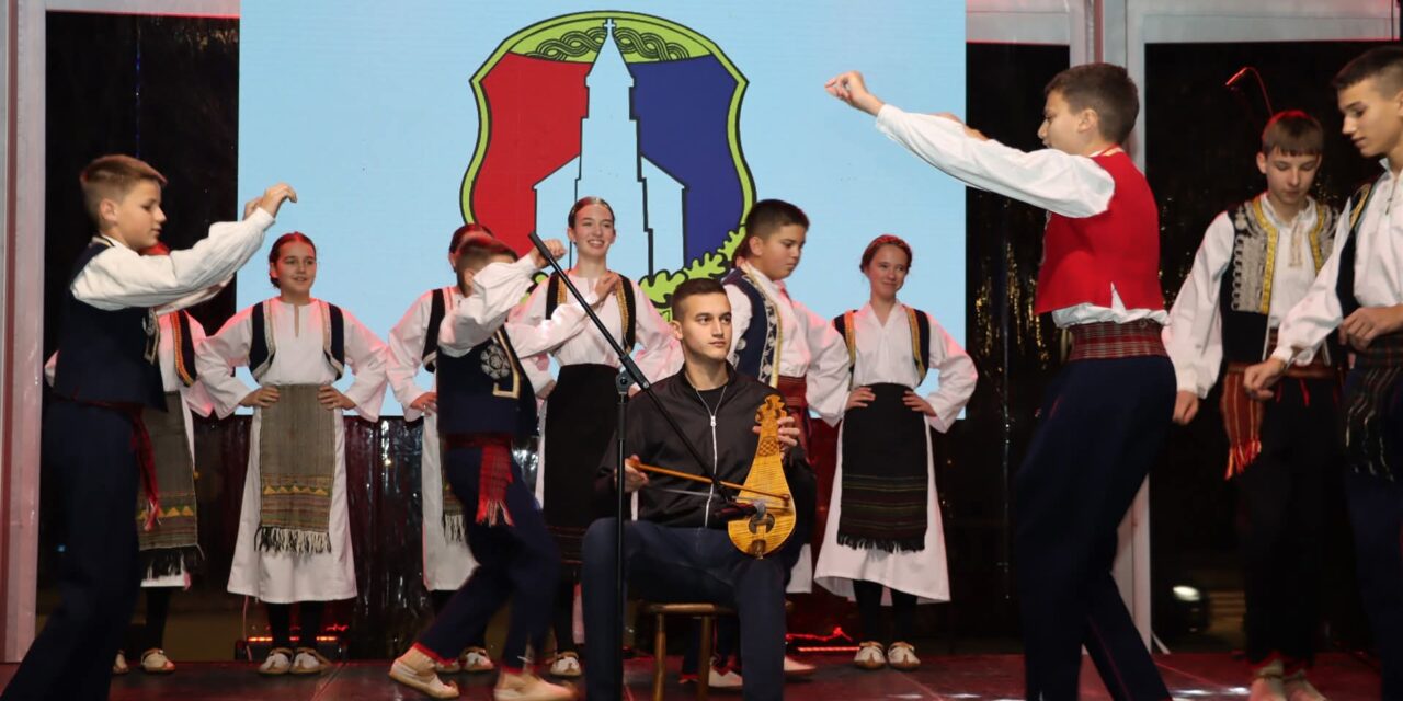 Dobro raspoloženje i raspjevana publika na otvorenju manifestacije “Božić u Posušju”