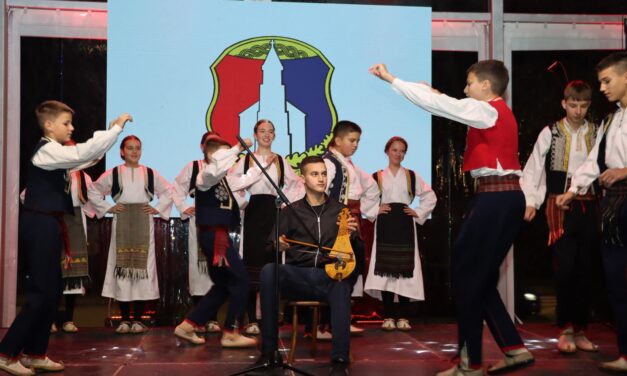 Dobro raspoloženje i raspjevana publika na otvorenju manifestacije “Božić u Posušju”