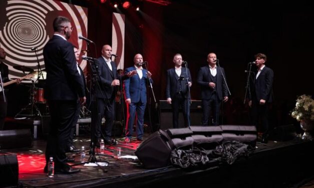 Humanitarni koncert napunio dvoranu i srca: Klapa Grga obilježila deset godina pjesme uz veličanstvenu večer emocija i zajedništva!