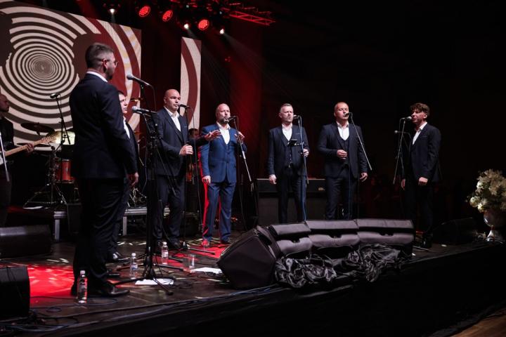 Humanitarni koncert napunio dvoranu i srca: Klapa Grga obilježila deset godina pjesme uz veličanstvenu večer emocija i zajedništva!