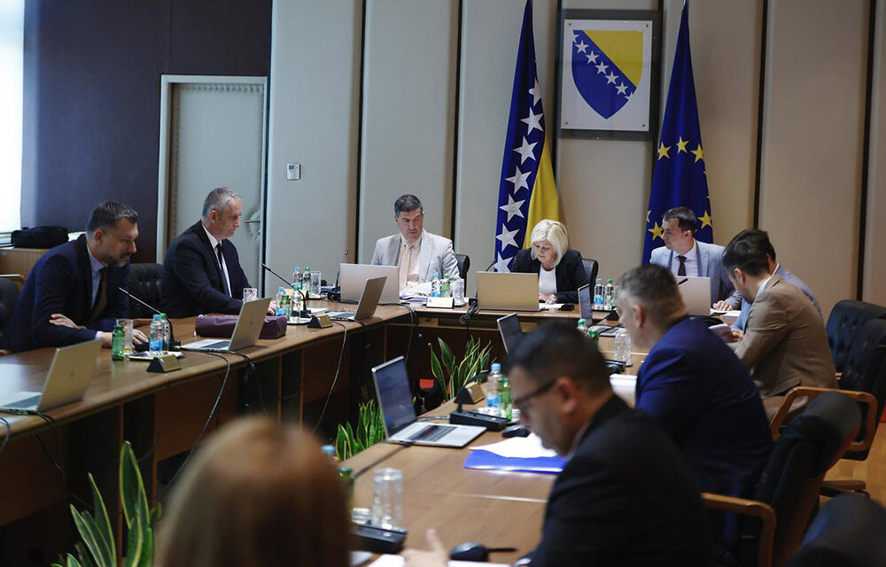 SNSD srušio dnevni red: Ništa od glavnog pregovarača i EU zakona