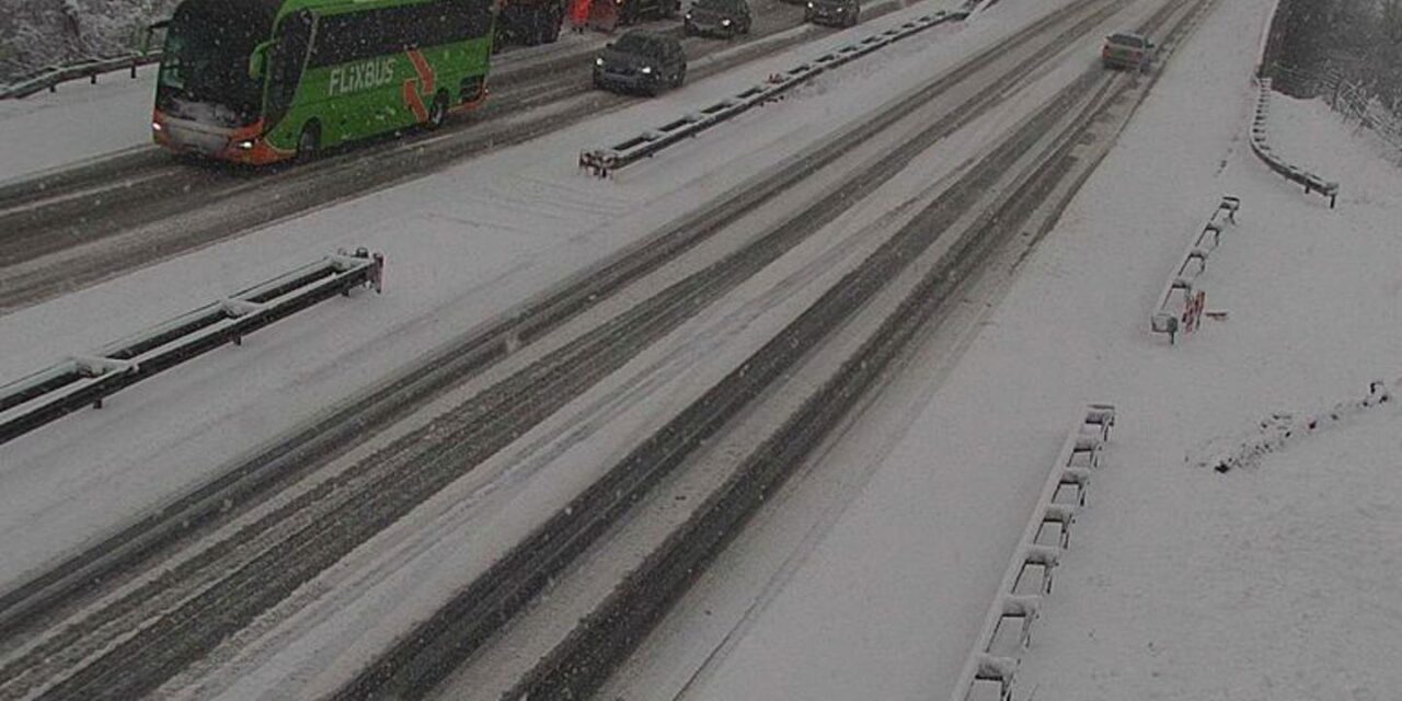 Snijeg stvara probleme u prometu: ‘Doslovce je nesreća na nesreći. Ljudi voze bez zimske opreme’