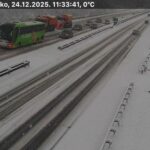 Snijeg stvara probleme u prometu: ‘Doslovce je nesreća na nesreći. Ljudi voze bez zimske opreme’