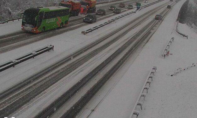 Snijeg stvara probleme u prometu: ‘Doslovce je nesreća na nesreći. Ljudi voze bez zimske opreme’