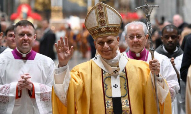 Papa u prvoj božićnoj misi: “Nema mjesta za Boga ako nema mjesta za ljudsku osobu”
