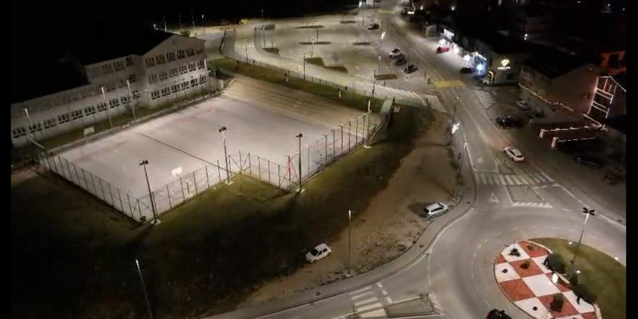 Osvjetljeno školsko igralište kod nove osnovne škole