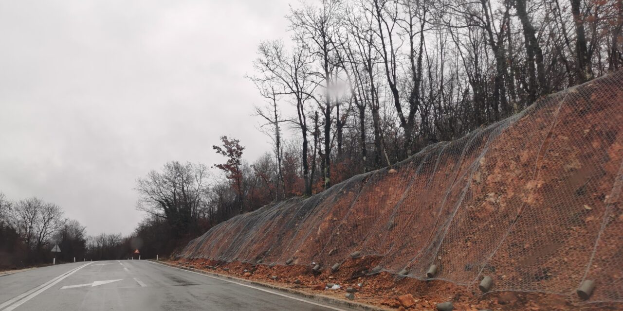Postavljena zaštitna mreža na dionici ceste Posušje-Grude u naselju Lipovice