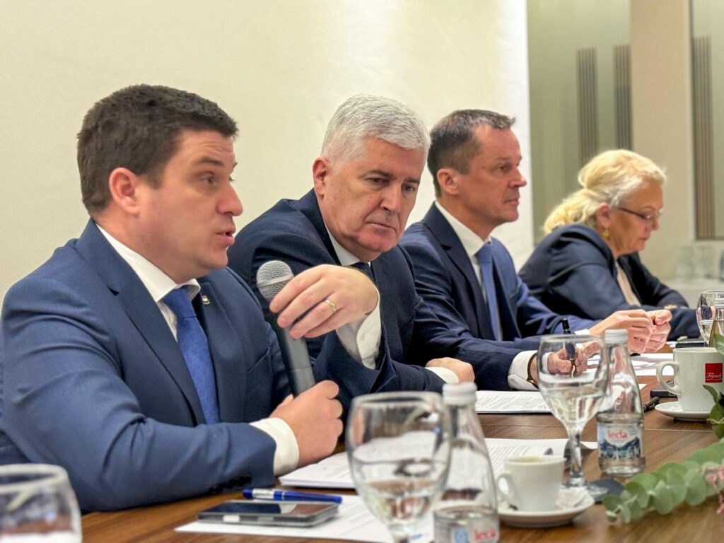 30. Koordinacijski sastanak dužnosnika HDZ-a BiH u Livnu: Snažna suradnja s RH i strateški razvoj BiH 30. Koordinacijski sastanak dužnosnika HDZ-a BiH u Livnu: Snažna suradnja s RH i strateški razvoj BiH